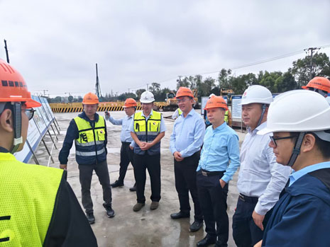 上海市绿化和市容管理局副局长雷旭东一行 调研轨交21号线一期东延伸工程土建3标