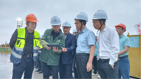 四川省都江堰市委书记蒋蔚炜莅临青城大桥改建工程项目调研指导 宣布并见证钢结构首轮顶推施工启动