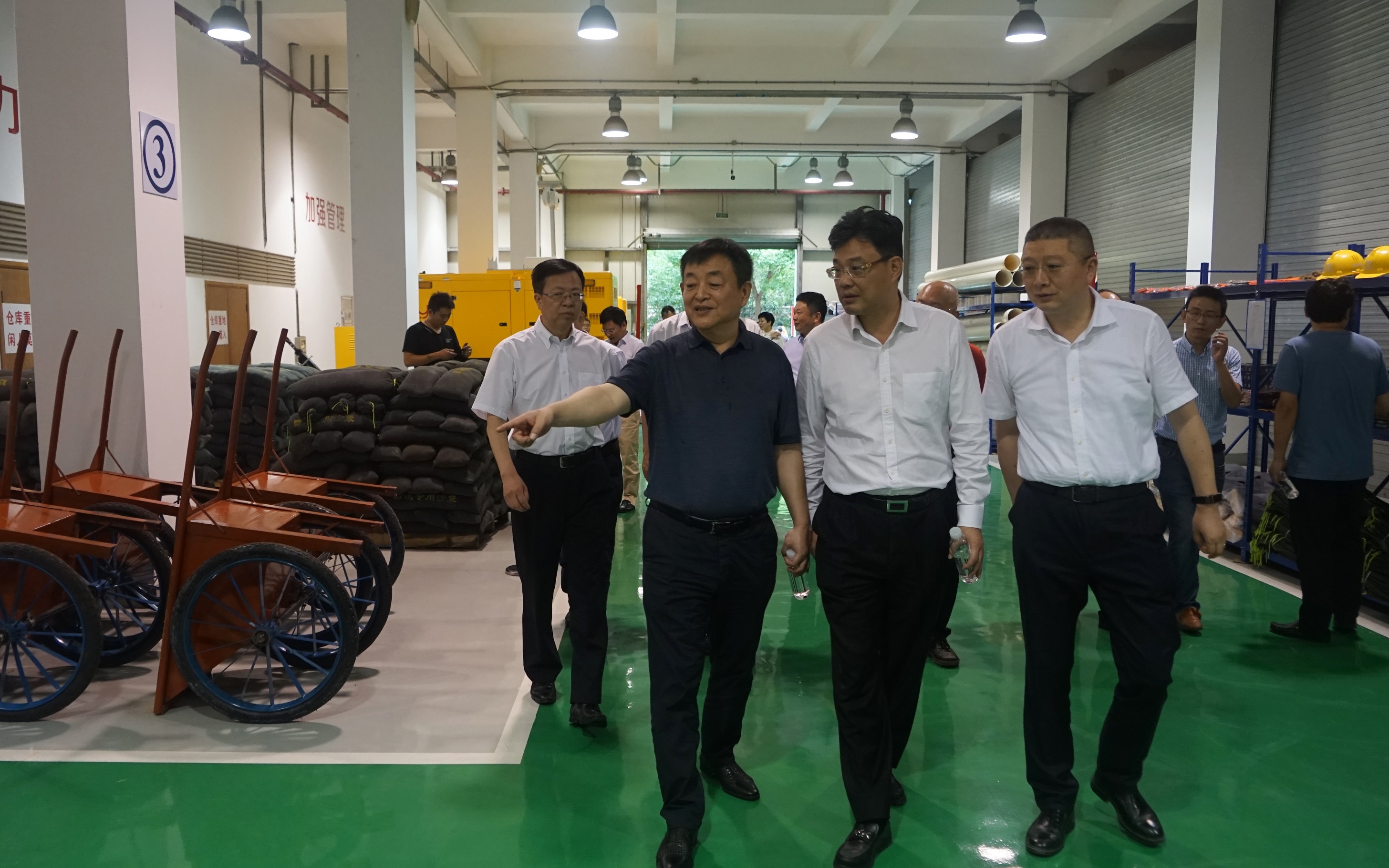 市领导检查建工集团、机施集团应急防汛仓库