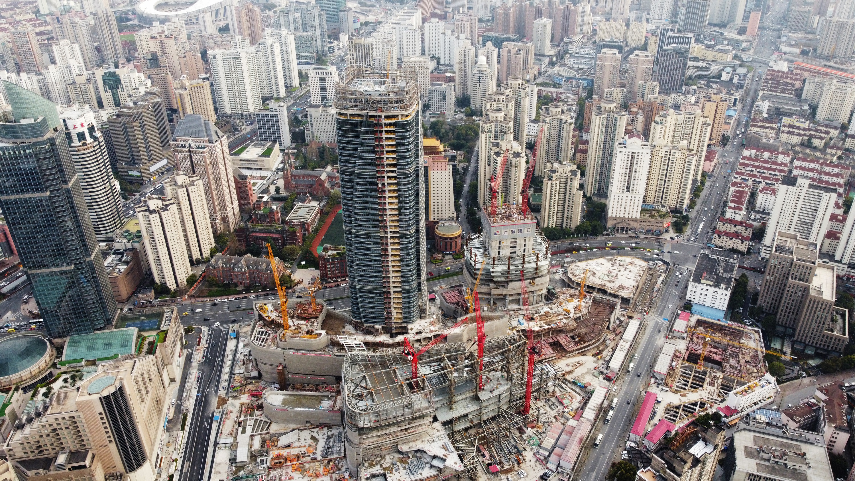 徐家汇中心T1塔楼完成塔冠钢结构施工!